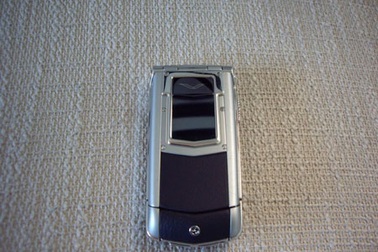 “Đập hộp” điện thoại gập Vertu trị giá 7.000 USD