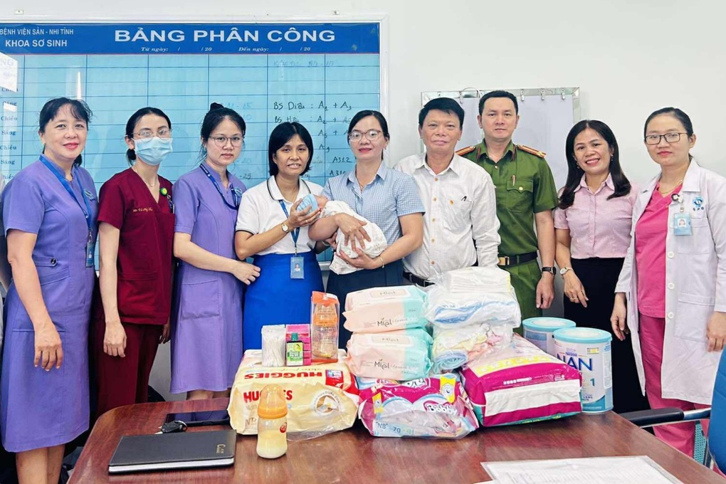 Cô gái lặng lẽ rời bệnh viện bỏ lại bé trai sơ sinh - 1 Cô gái lặng lẽ rời bệnh viện bỏ lại bé trai sơ sinh - 1