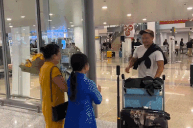 Khoảnh khắc đạo diễn Pháp đoàn tụ với mẹ Việt sau 31 năm ở sân bay Nội Bài