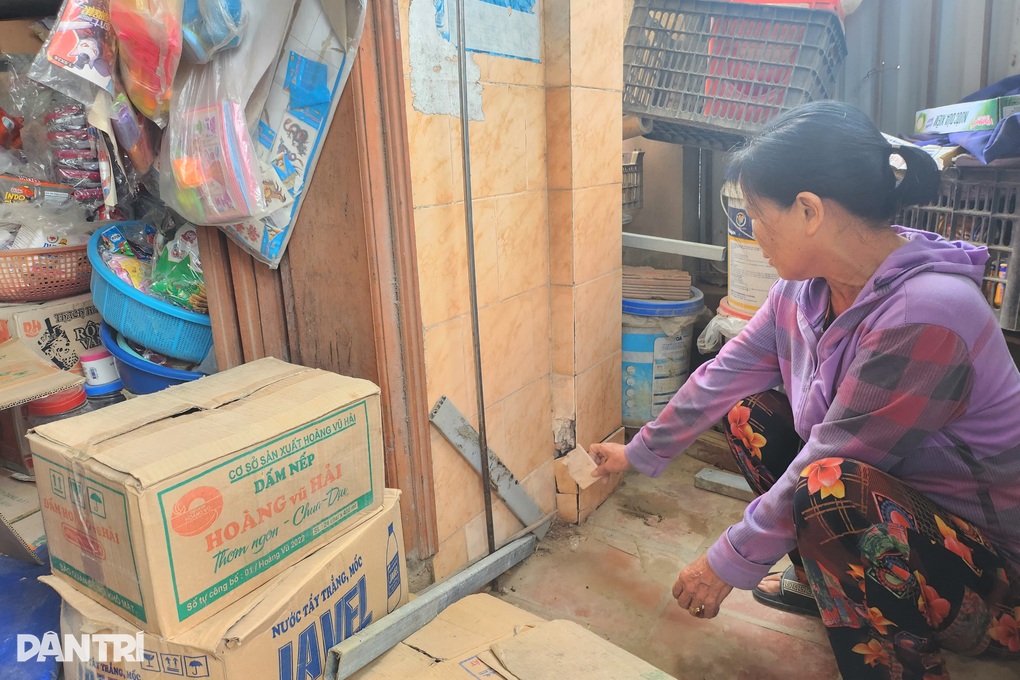 Gần chục nhà dân bị nứt bên cây cầu đang xây - 1 Gần chục nhà dân bị nứt bên cây cầu đang xây - 1