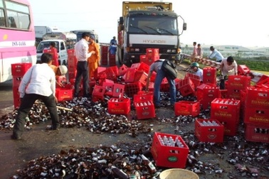 “Mưa” bia Sài Gòn tuôn dưới chân cầu Thủ Đức