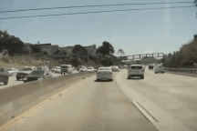 Ốp bánh xe Tesla Cybertruck văng như vũ khí tấn công trên đường