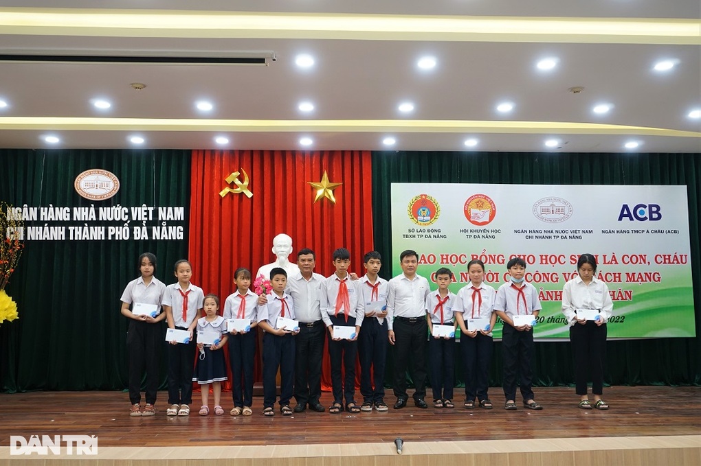 Càng nghèo khó bao nhiêu, em càng phải hiếu học bấy nhiêu - 1 Càng nghèo khó bao nhiêu, em càng phải hiếu học bấy nhiêu - 1