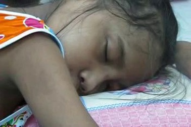 Thương cô bé dân tộc Cơ Tu phải ngủ ngồi vì bệnh suy thận mạn