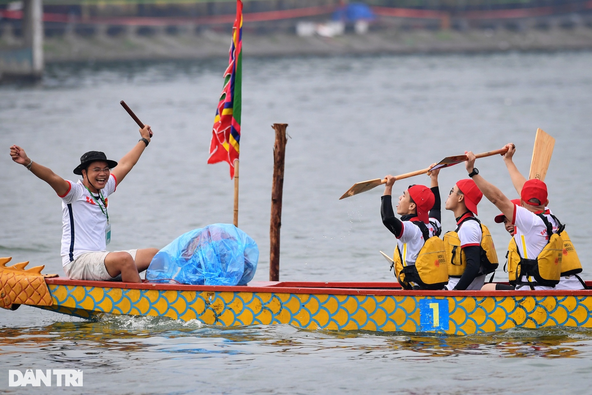 Các Đại sứ quán thi đấu sôi nổi ở giải Bơi chải thuyền rồng Hà Nội - 12 Các Đại sứ quán thi đấu sôi nổi ở giải Bơi chải thuyền rồng Hà Nội - 12
