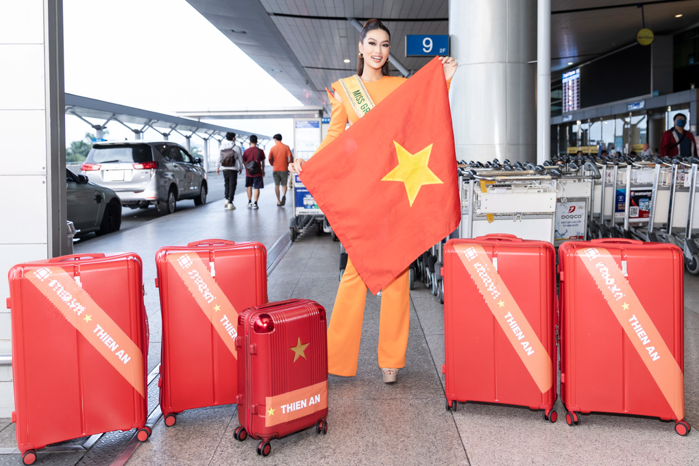 Tân Hoa hậu Hòa bình Việt Nam lần đầu đi máy bay, bật khóc khi cha đến tiễn - 1 Tân Hoa hậu Hòa bình Việt Nam lần đầu đi máy bay, bật khóc khi cha đến tiễn - 1