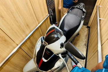 Nước ngập sâu, dân chung cư ở Hà Nội cho xe máy vào thang máy để ra ngoài