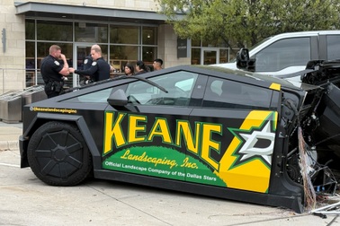 Xe Mercedes G-Class "xé toạc" chiếc Cybertruck trong một tai nạn kinh hoàng