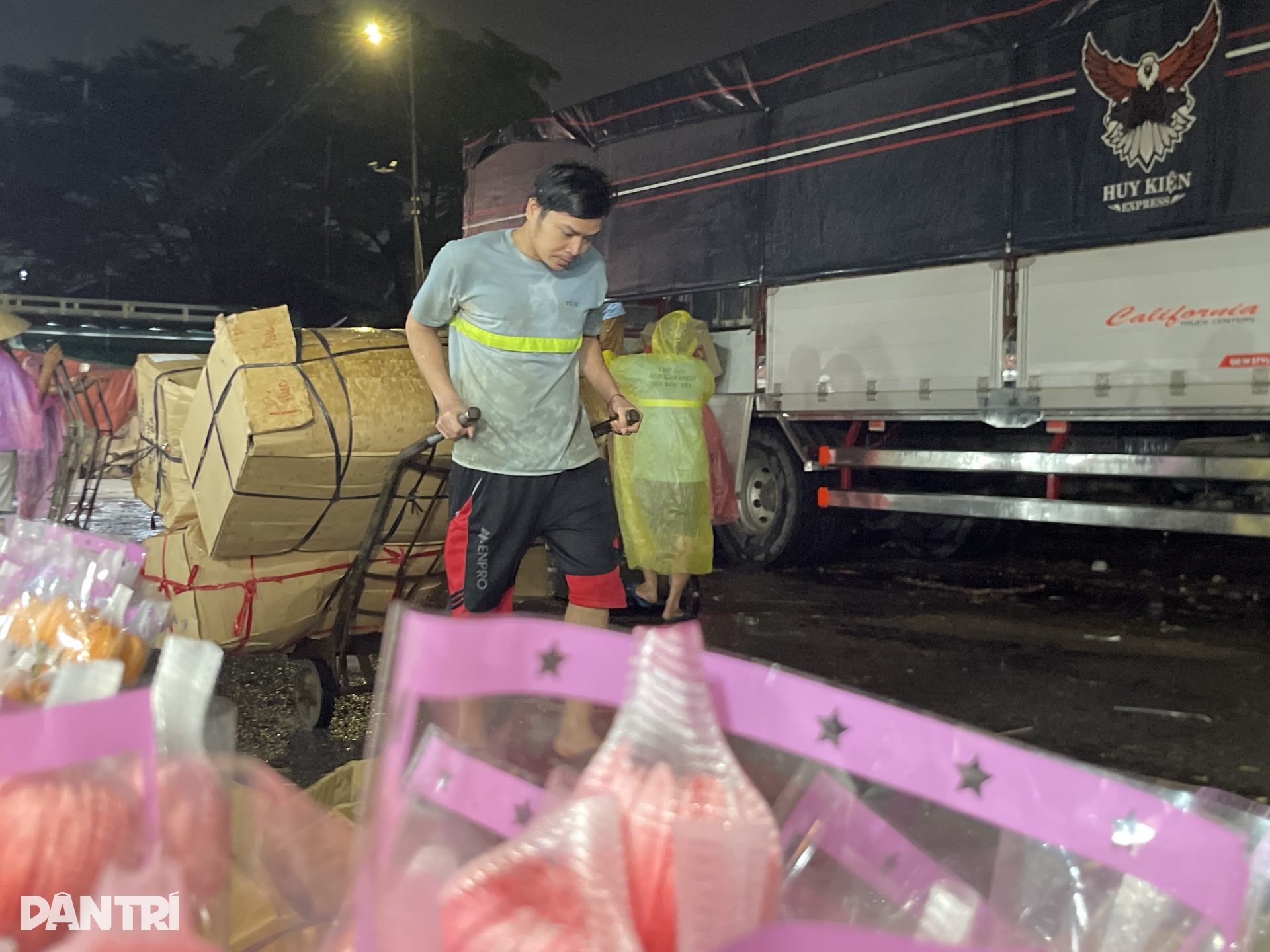 Tiểu thương chợ nông sản lớn nhất TPHCM oằn mình chống chọi triều cường - 9 Tiểu thương chợ nông sản lớn nhất TPHCM oằn mình chống chọi triều cường - 9