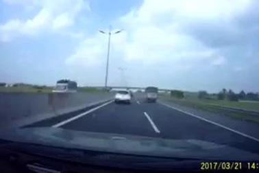 Suýt gặp tai nạn nghiêm trọng vì xe khác dừng sai làn trên cao tốc mà không bật đèn cảnh báo