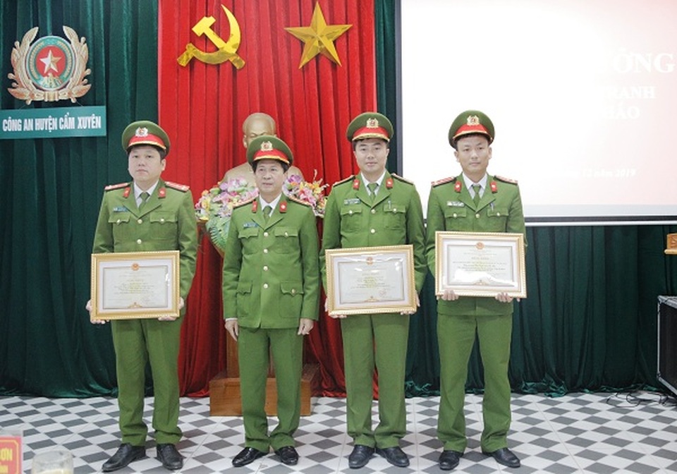 Trao thưởng ban chuyên án “đánh sập” đường dây buôn hơn 5 tạ pháo - 1 Trao thưởng ban chuyên án “đánh sập” đường dây buôn hơn 5 tạ pháo - 1
