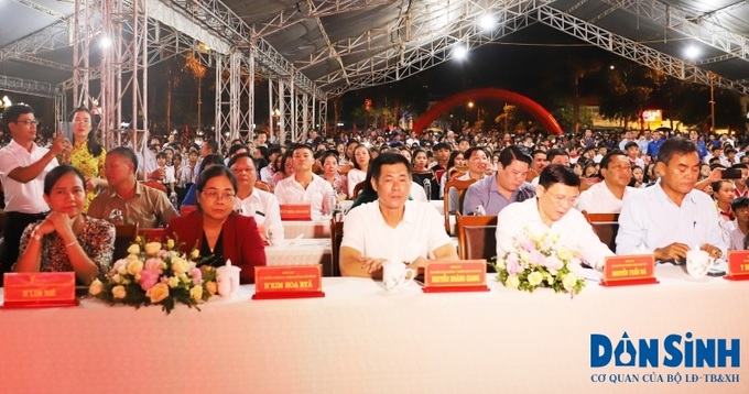 Lãng đạo tĩnh Đắk Lắk tại đêm hội “Lồng đèn thắp sáng ước mơ”