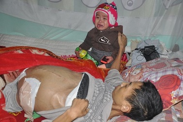 3 đứa trẻ thơ khóc ngặt đói ăn bên người bố bị ung thư sắp chết