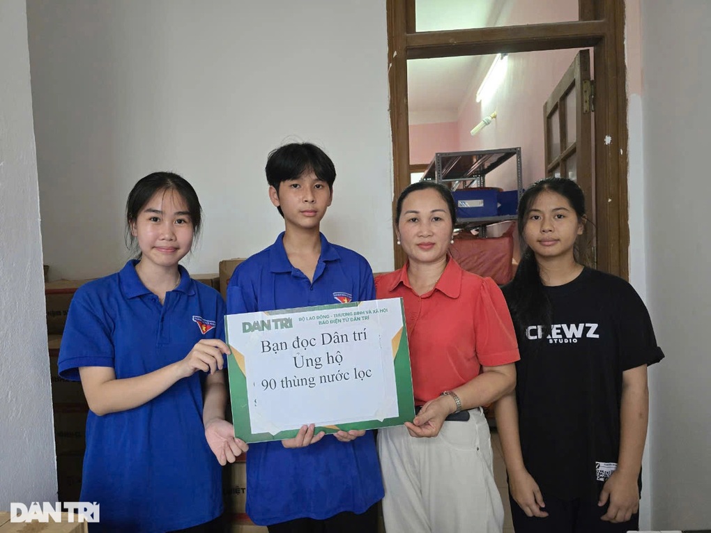 Trao 90 thùng nước tới Trường Dân tộc nội trú THPT tỉnh Tuyên Quang - 3 Trao 90 thùng nước tới Trường Dân tộc nội trú THPT tỉnh Tuyên Quang - 3