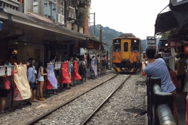 Thả đèn trời ở đường ray tàu hỏa, làng cổ Đài Loan thu về 1,8 triệu USD