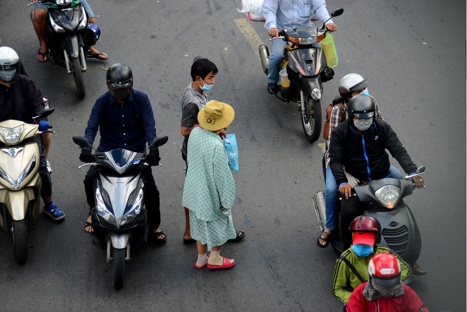 Cầu bộ hành lắp thang máy.jpg Cầu bộ hành lắp thang máy.jpg