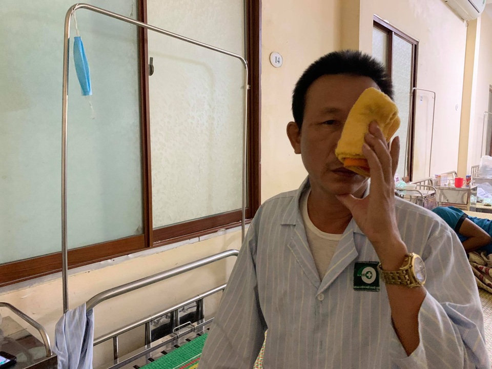 Đến trụ sở xã làm việc vì đơn tố cáo, người đàn ông bị kẻ lạ tấn công - 2 Đến trụ sở xã làm việc vì đơn tố cáo, người đàn ông bị kẻ lạ tấn công - 2