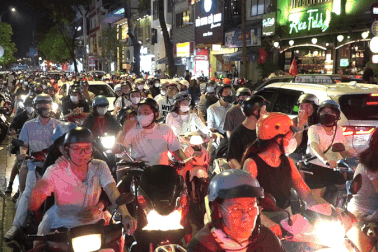 Người dân ùn ùn vào trung tâm TPHCM xem pháo hoa giao thừa