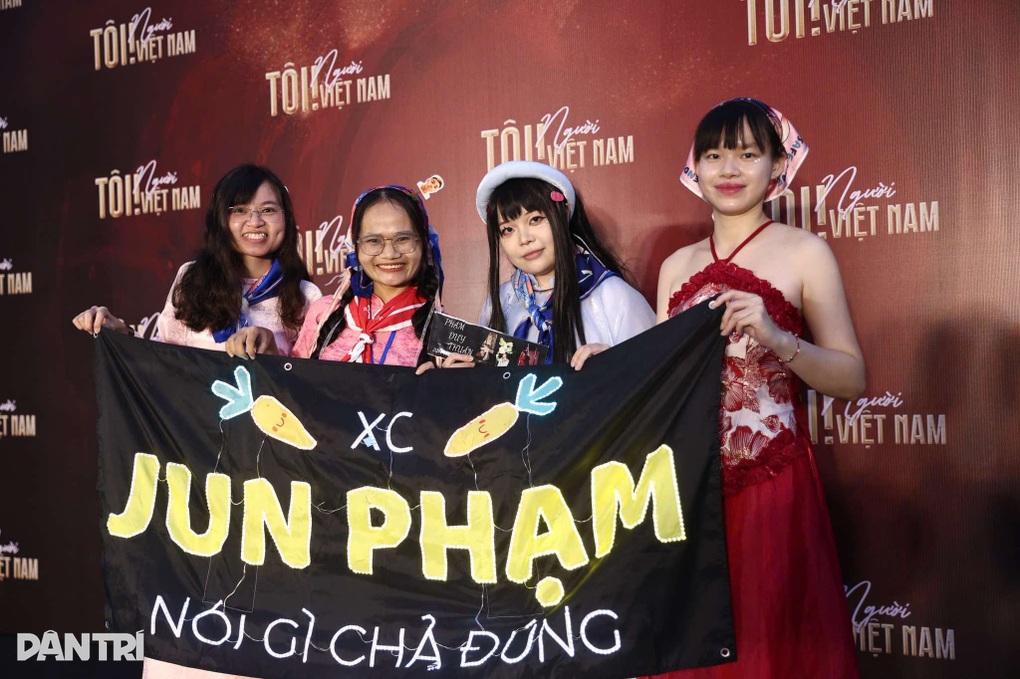 Tôi! Người Việt Nam: Khán giả xếp hàng, sẵn sàng bùng nổ cùng 25 anh tài - 5 Tôi! Người Việt Nam: Khán giả xếp hàng, sẵn sàng bùng nổ cùng 25 anh tài - 5