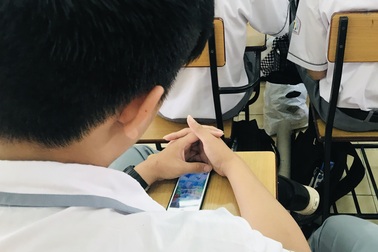 Giáo viên cho dùng điện thoại, nhiều học sinh THPT Lê Hồng Phong từ chối