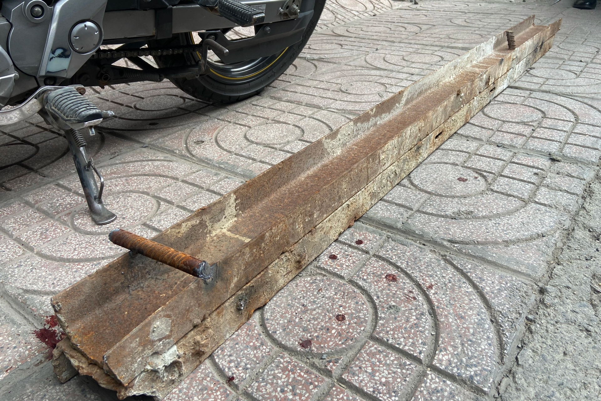 Vụ thanh sắt gần 2m rơi trúng đầu người đi đường: Bất an - 6 Vụ thanh sắt gần 2m rơi trúng đầu người đi đường: Bất an - 6