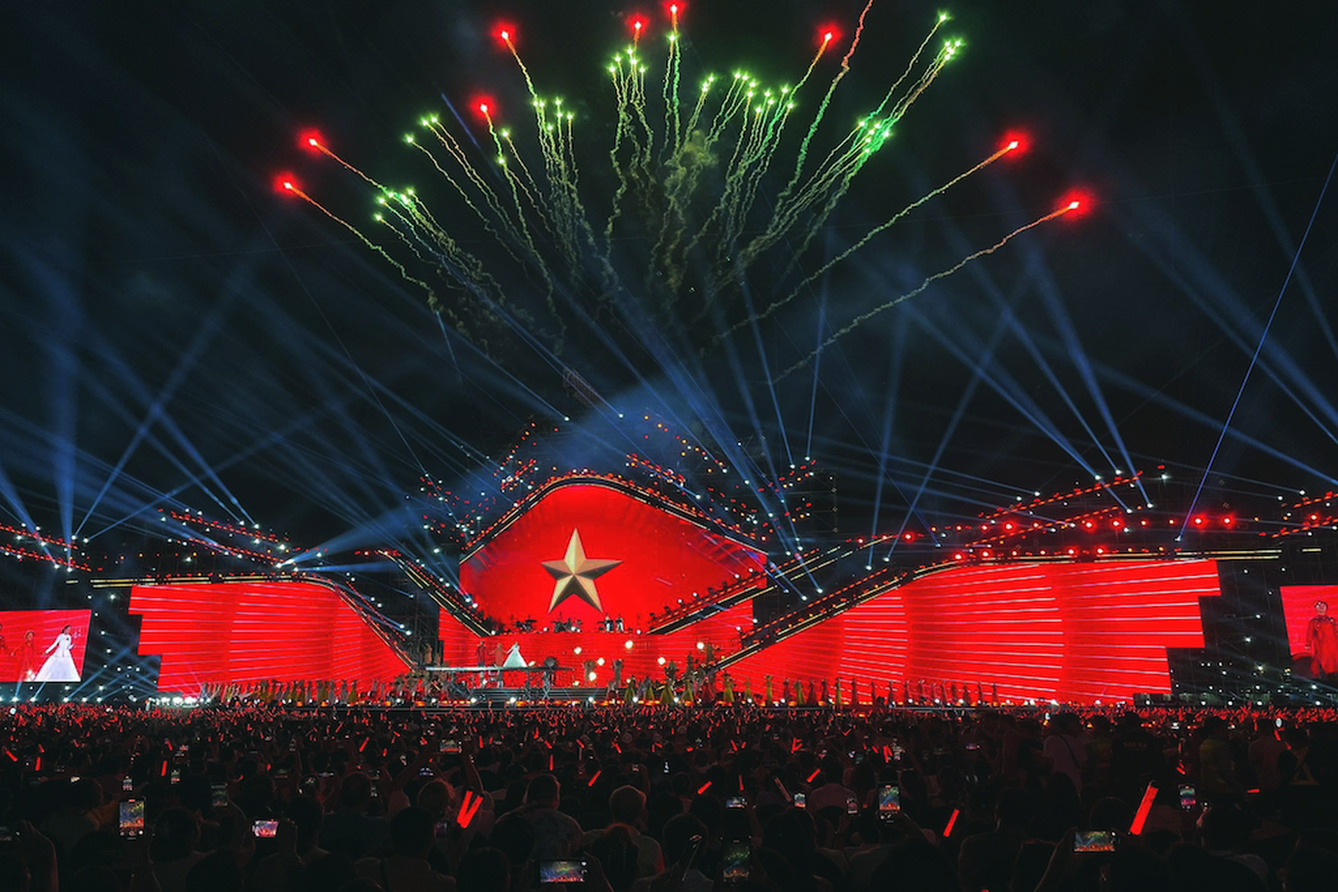 “V-Concert Rạng rỡ Việt Nam” kích hoạt Trung tâm Triển lãm Việt Nam - 12 “V-Concert Rạng rỡ Việt Nam” kích hoạt Trung tâm Triển lãm Việt Nam - 12