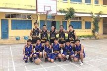 Thầy giáo thể dục chế bảng bóng rổ giúp học sinh đạt nhiều thành tích cao