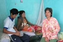 Hai mẹ con bệnh nặng cùng nằm chờ chết