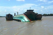 Sà lan gãy đôi sau va chạm với tàu biển, một thuyền viên tử vong