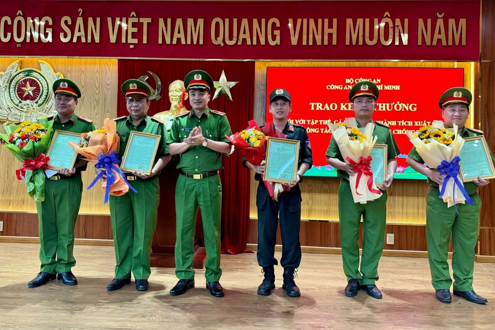 Công an TPHCM thưởng lực lượng phá chuyên án sát hại nhân viên quán cà phê - 1 Công an TPHCM thưởng lực lượng phá chuyên án sát hại nhân viên quán cà phê - 1