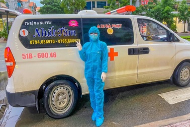 Nữ tài xế 9X tình nguyện lái xe cứu thương chở F0, F1 tại TPHCM