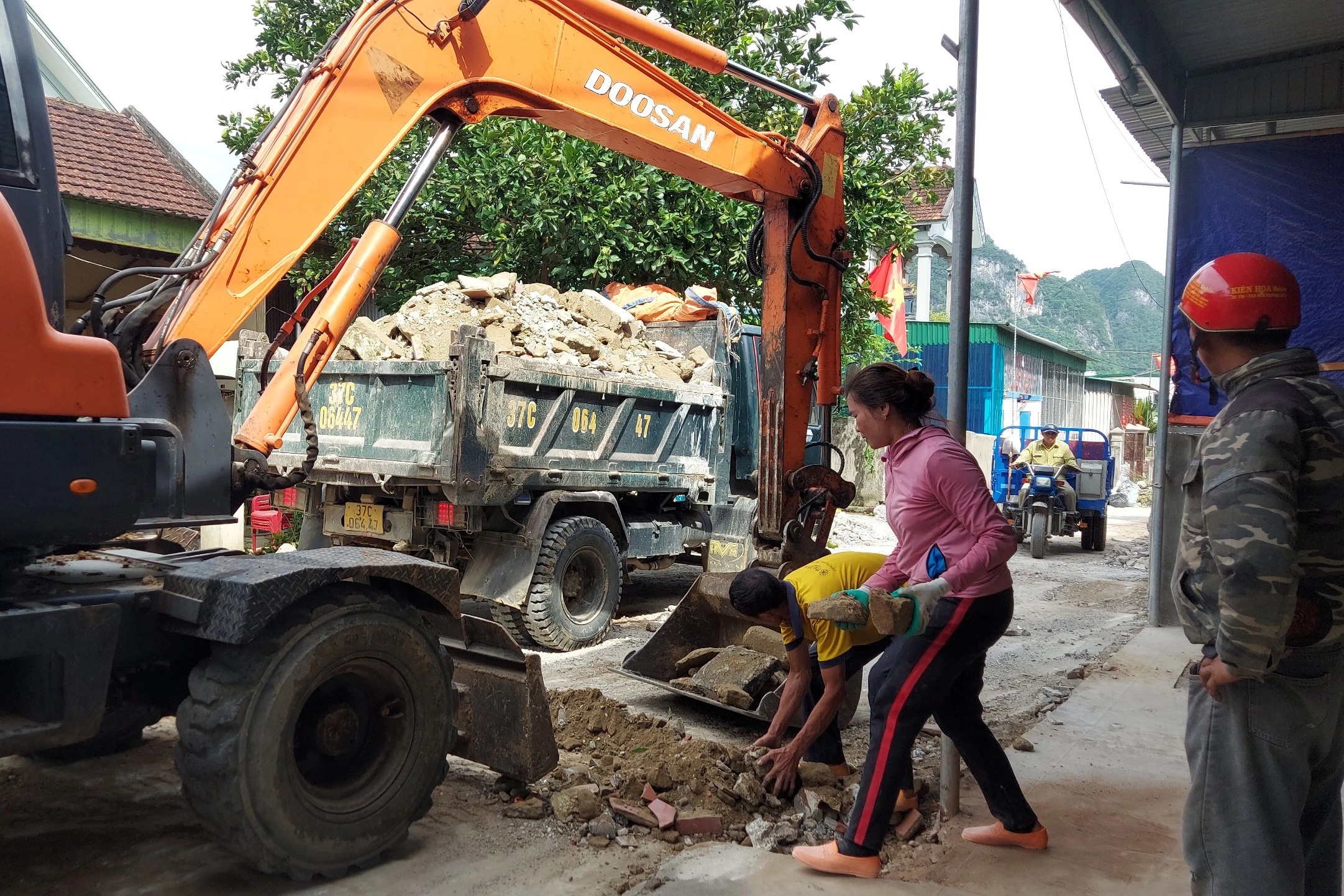 View - Người dân xã miền núi góp 22 tỷ đồng làm đường giao thông nông thôn | Báo Dân trí