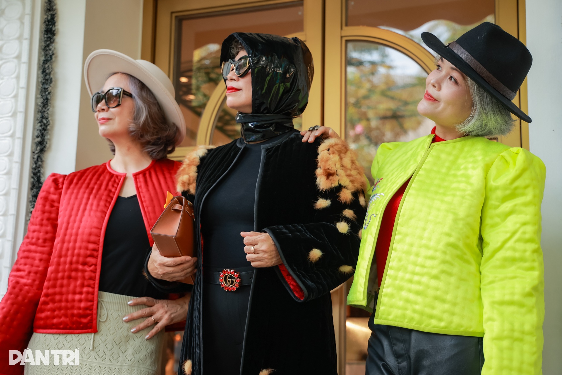 Eine silberhaarige Dame aus Hanoi trägt ein gestepptes Hemd und spielt mit einer Designerhandtasche im Wert von Hunderten Millionen Dong – 18 Quý cô tóc bạc Hà Nội diện áo chần bông, chơi túi hàng hiệu trăm triệu đồng - 18