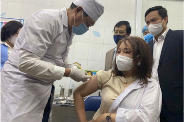Thứ trưởng Bộ Y tế tự tay tiêm vắc xin ngừa Covid-19 cho cán bộ y tế