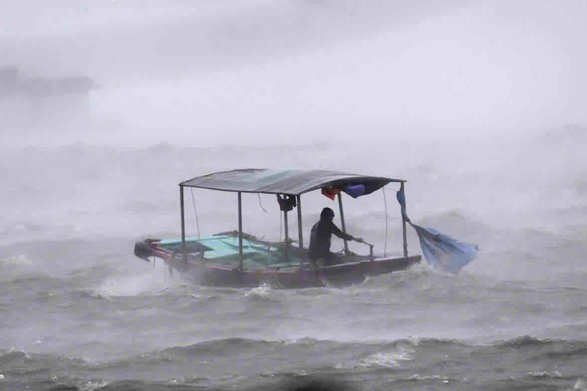 View - Bão Yagi đổ bộ Quảng Ninh: Đường phố ngổn ngang, hàng loạt cột điện gãy đổ | Báo Dân trí