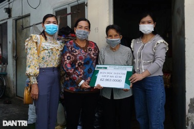Trao gần 63 triệu đồng tới người mẹ già nhặt ve chai nuôi 2 con bệnh tật