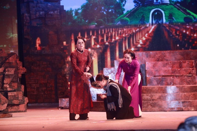 Cảnh trong vở Mưa đỏ do NSND Thúy Mùi dàn dựng, biểu diễn hôm 22/7 tại Nhà hát Thành phố Hải Phòng. Ảnh: BTC..