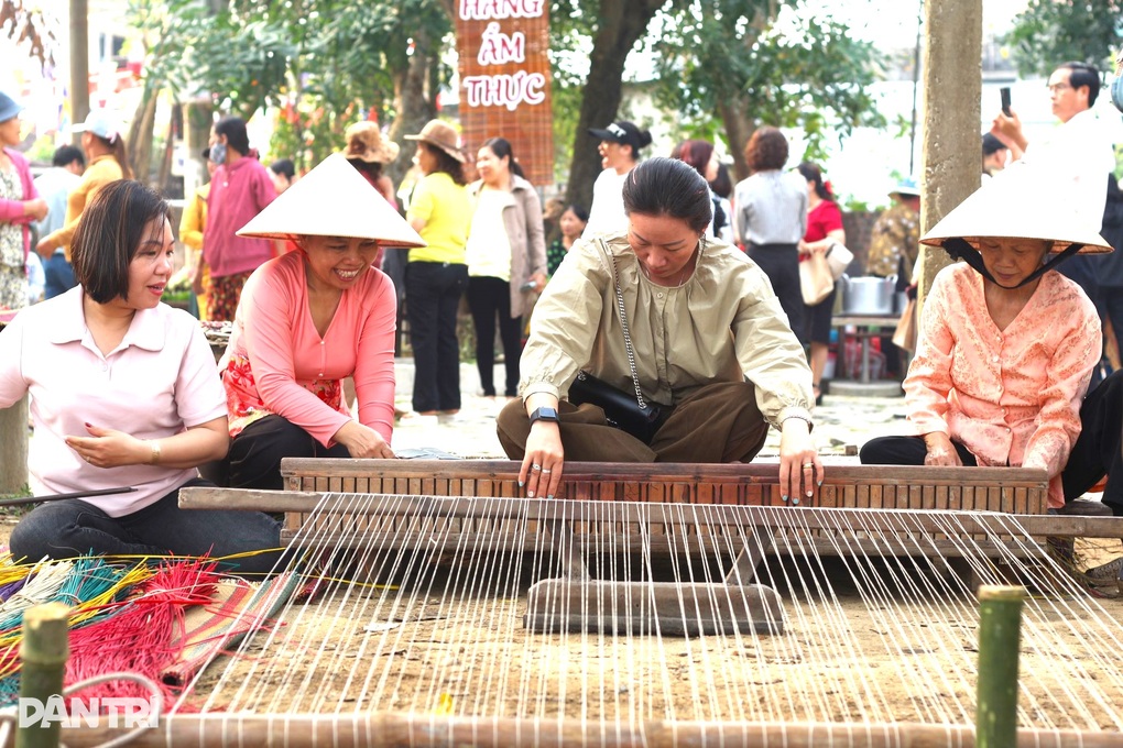 Khách Tây đến Hội An tranh tài trên sông trong ngày hội làng mộc Kim Bồng - 3 Khách Tây đến Hội An tranh tài trên sông trong ngày hội làng mộc Kim Bồng - 3