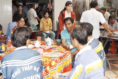 Hai anh em bị sét đánh thương vong khi đi hái rau cùng mẹ