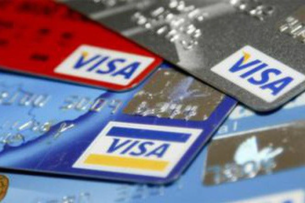 Có nhiều loại phí phổ biến khi khách hàng thanh toán bằng thẻ tín dụng (Ảnh: IT).