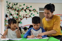 Vụ học sinh ngồi nền nhà, lấy ghế làm bàn học: Cô, trò được lên trường mới