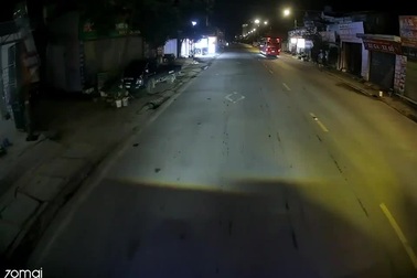 Xe khách nối đuôi nhau, thản nhiên dừng giữa đường để đón trả khách