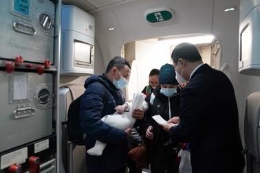 Hình ảnh những người Việt đầu tiên rời vùng chiến sự lên máy bay về nước