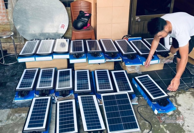 Pin năng lượng mặt trời được đưa đến lặp tại các bản làng miền núi huyện Nam Trà My (Quảng Nam).