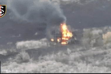 Ukraine lần đầu rải kim loại nóng chảy phá hủy xe tăng Nga