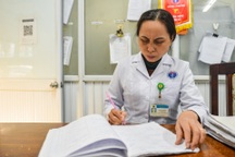 Đau xót cảnh bố tiễn 3 người con trai chết vì HIV ở bệnh viện "đặc biệt"