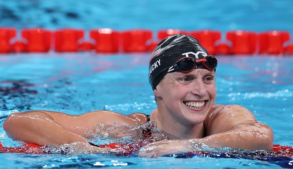 Nữ kình ngư Mỹ Katie Ledecky lập kỷ lục vĩ đại ở Olympic - 1