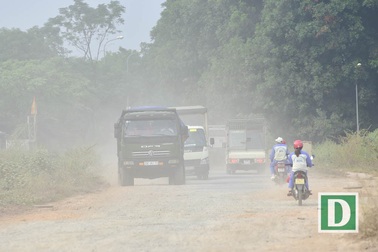 Tránh trạm BOT Bắc Thăng Long - Nội Bài, xe tải "cày nát" tỉnh lộ