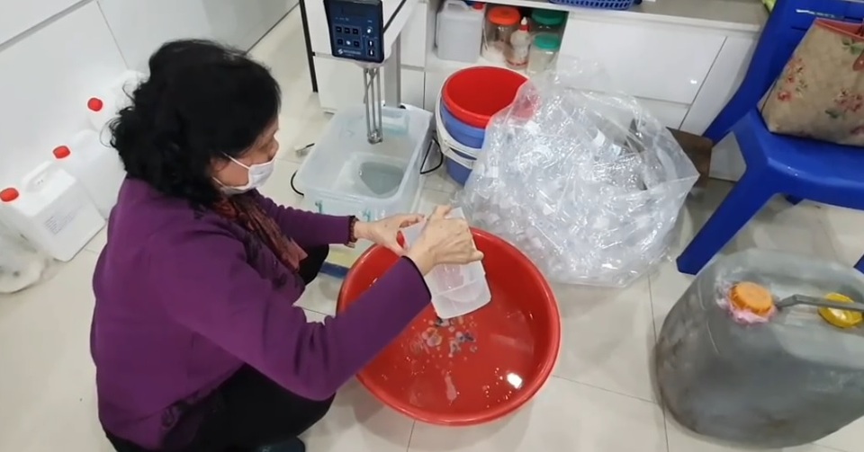 Đủ chiêu trò mùa dịch: Hô biến cồn với nước lã thành nước rửa tay khô - 1 Đủ chiêu trò mùa dịch: Hô biến cồn với nước lã thành nước rửa tay khô - 1