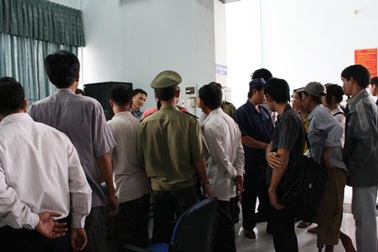 Mua vé tàu Tết qua tin nhắn: Tưởng nhàn hóa ra… mệt